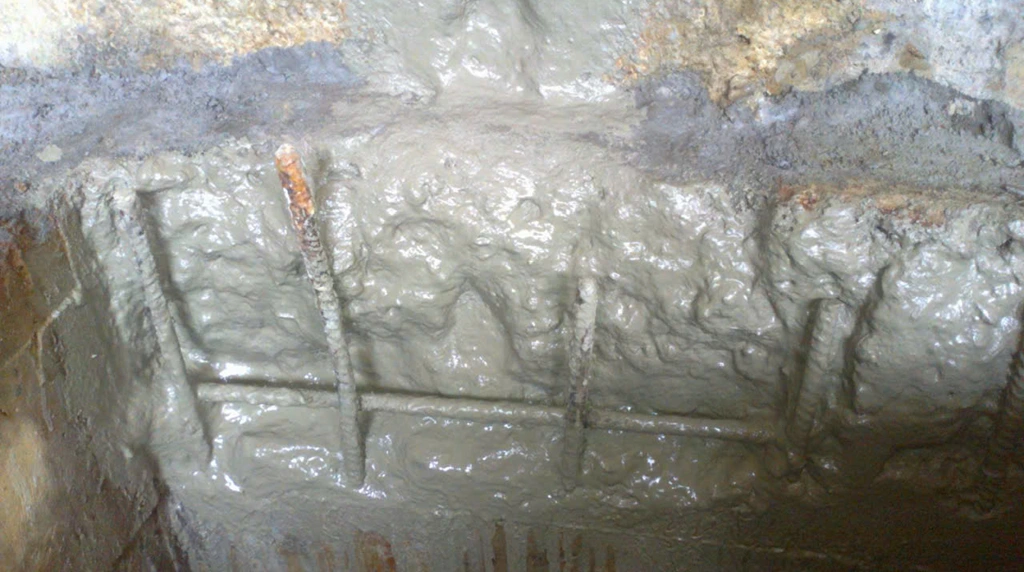 Quét lớp bảo vệ cho cốt thép